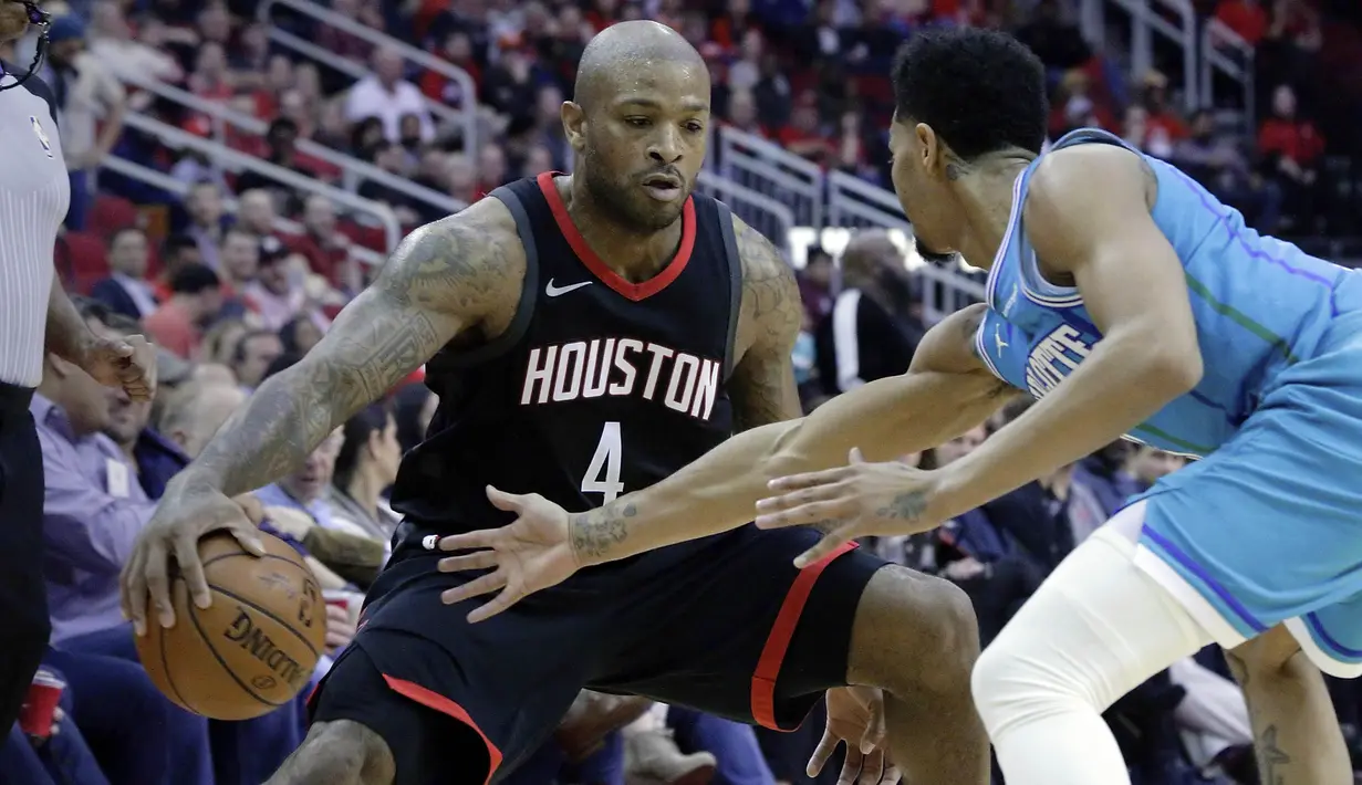 Pebasket Houston Rockets, PJ Tucker, berusaha melewati pebasket Charlotte Hornets, Jeremy Lamb, pada laga NBA di Stadion Toyota Center, Kamis (14/12/2017). Houston Rockets menang 108-96 atas Charlotte Hornets. (AP/Michael Wyke)