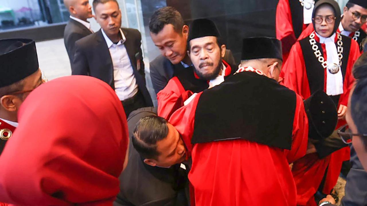 Anwar Usman Pingsan Usai Wisuda Purnabakti Hakim Konstitusi, Langsung Dibopong Pegawai MK