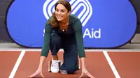 Duchess of Cambridge, Kate Middleton bersiap untuk lari bersama dengan para atlet saat menghadiri acara SportsAid di Stadion London, London timur, Rabu (26/2/2020). Dalam acara SportsAid, Kate Middleton ikut lari bersama dengan para atlet dan mencoba taekwondo . (Yui Mok/Pool PA via AP)