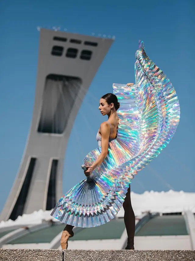 Bak Busana Mahal, Seniman Ini Manfaatkan Limbah Kertas untuk Pakaian Ballerina