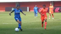 Pemain Persib Bandung putri, Siti Latipah Nurul (kiri) dibayangi pemain Persija, Rihla Nuer Aulia dalam laga di Stadion Maguwoharjo, Rabu (8/10/2019). (Bola.com/Vincentius Atmaja)