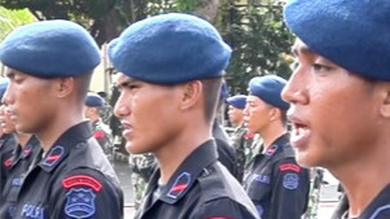 Pertama adalah tradisi cium bumi, di mana melambangkan kecintaan yang mendalam terhadap kesatuan dan tanah air.<br>