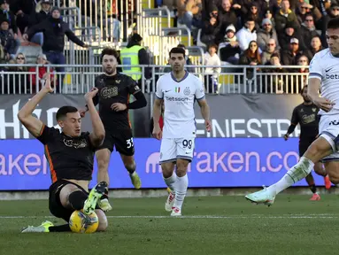 Pemain Venezia, Jay Idzes (kiri) menghentikan bola tendangan pemain Inter Milan, Lautaro Martinez pada laga lanjutan Liga Italia 2024/2025 di Pier Luigi Penzo Stadium, Venice, Minggu (12/01/2025) malam WIB. (AP Photo/LaPresse/Paola Garbuio)