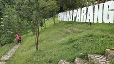 Wisatawan saat memasuki tempat wisata Gunung Parang di Kabupaten Purwakarta, Jawa Barat, Minggu (17/12). Gunung Parang adalah "The Park" atau "The Mekkah" panjat tebing di Indonesia. (Liputan6.com/Herman Zakharia)