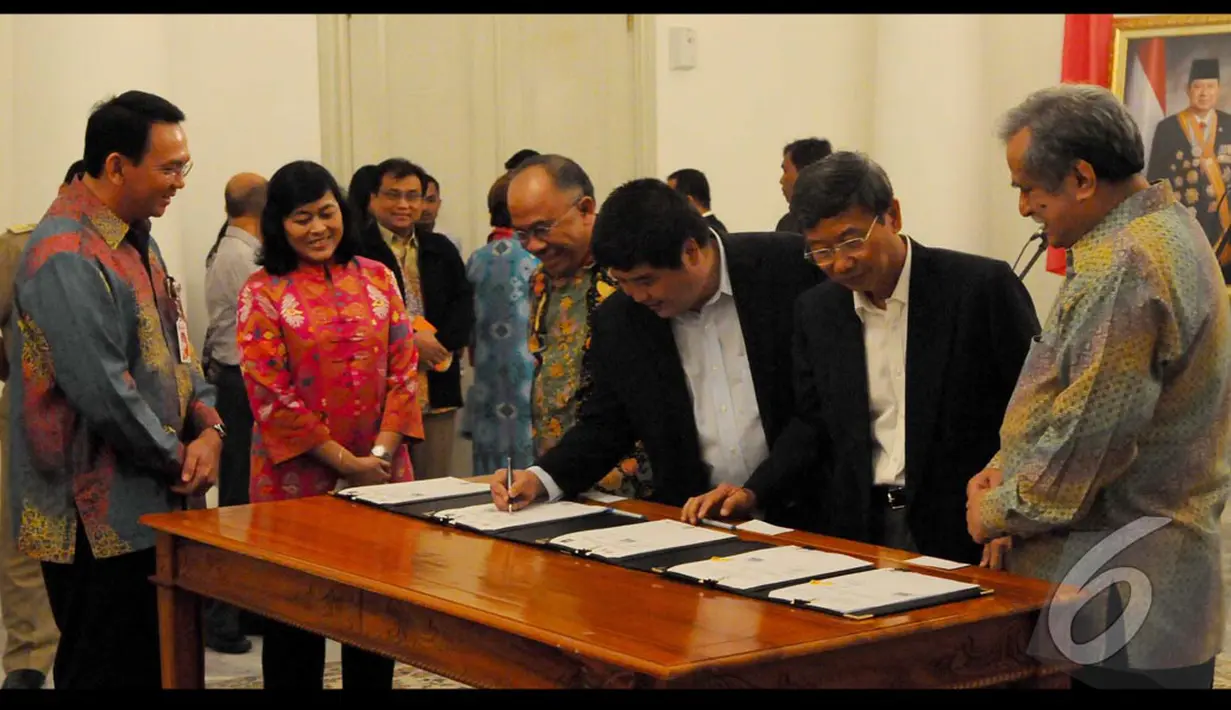 Penandatanganan dilakukan di Balai Kota, Selasa (19/8) dan disaksikan langsung oleh Wakil Gubernur DKI Jakarta, Basuki Tjahaja Purnama, Jakarta, Selasa (19/8/2014) (Liputan6.com/Andrian M Tunay)  