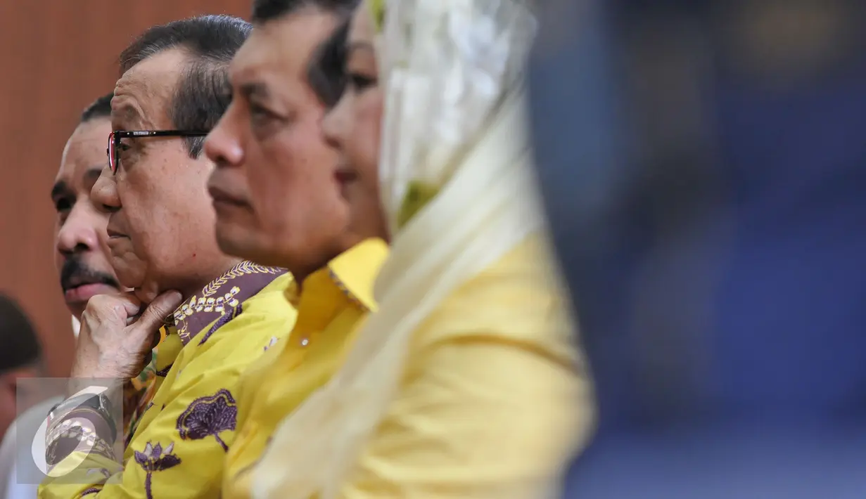 Akbar Tanjung berserta kader Partai Golkar Munas Bali mendengarkan putusan hakim di PN Jakarta Utara, Jumat (24/7/2015). Hakim Lilik Mulyadi memutuskan, keabsahan kepengurusan Partai Golkar kubu Munas Bali. (Liputan6.com/Johan Tallo)