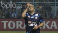 Striker Arema FC, Cristian Gonzales, merayakan gol yang dicetaknya ke gawang Semen Padang pada laga Piala Presiden 2017 di Stadion Kanjuruhan, Malang, Jawa Timur, Minggu (5/3/2017). (Bola.com/Vitalis Yogi Trisna)