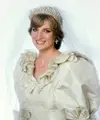 Gaun pengantin Putri Diana saat menikah dengan Pangeran Charles pada Juli 1981, menjadi salah satu busana yang ikonis. Gaun ini memiliki kereta sepanjang 25 kaki, menjadi yang terpanjang dalam sejarah kerajaan. Saat ini, gaun tersebut telah terpajang di Istana. (FOTO: Instagram.com/Princesdianaa).