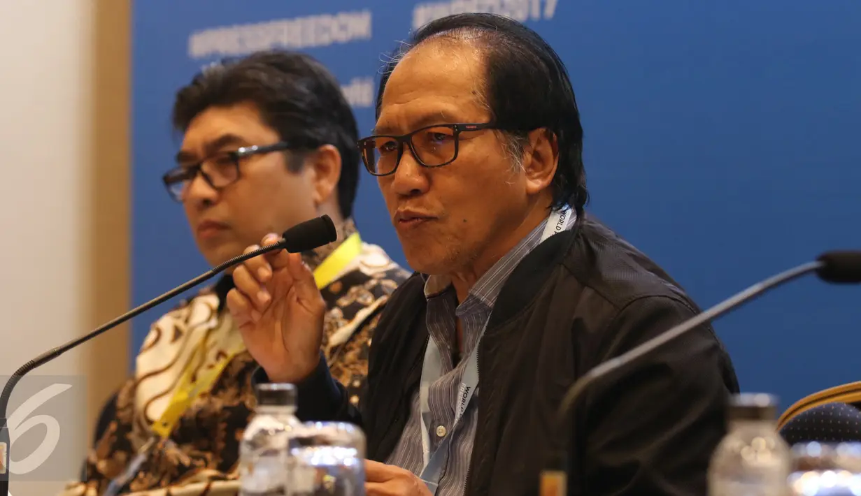 Ketua ATVSI Ishadi S. K. memberi keterangan kepada awak media saat World Press Freedom Day di JCC (4/5). Pihak ATVSI mengusulkan beberapa isu penting kepada pemerintah dan DPR terkait perubahan UU penyiaran tersebut. (Liputan6.com/Angga Yuniar)