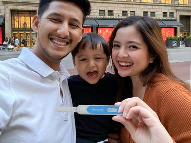 Tasya Kamila dan suaminya, Randi Bachtiar, membawa kabar bahagia. Mereka tidak lama lagi akan kedatangan anggota baru dalam keluarga kecilnya setelah mengumumkan kehamilan anak kedua. (Instagram/randibachtiar)