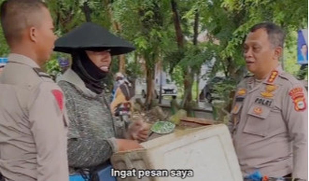 Joko memberi pesan, Ramadhan diminta untuk menjaga kehormatan serta kedua orangtua jika kelak telah menjadi anggota Polri.&nbsp;<br>