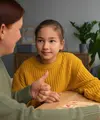 Ketika anak mulai merespons dengan nada tinggi, jawab seperlunya, atau bahkan terkesan tidak sopan, orang tua biasanya langsung merasa kesal atau tersinggung. Padahal, jawaban ketus sering kali bukan sekadar bentuk pembangkangan. (foto/dok: freepik)