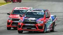 Toyota Hilux yang terkenal limbung bisa menikung di lintasan bagaikan sebuah sedan. (Source: Facebook/MotorsportClub)