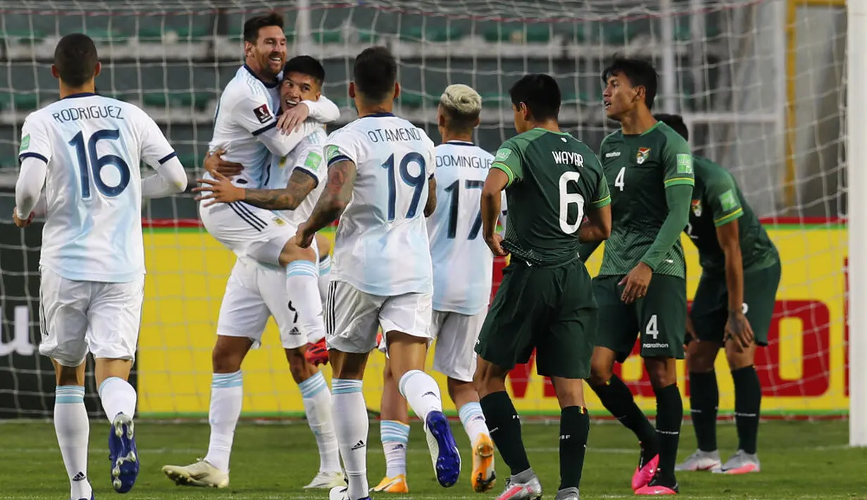 Pemain Argentina Joaquin Correa (ketiga kiri) merayakan golnya ke gawang Bolivia pada pertandingan kualifikasi Piala Dunia 2022 di La Paz, Bolivia, Selasa (13/10/2020). Argentina puncaki klasemen kualifikasi Piala Dunia 2022 zona Conmebol usai menundukkan Bolivia 2-1. (Martin Alipaz/Pool via AP)
