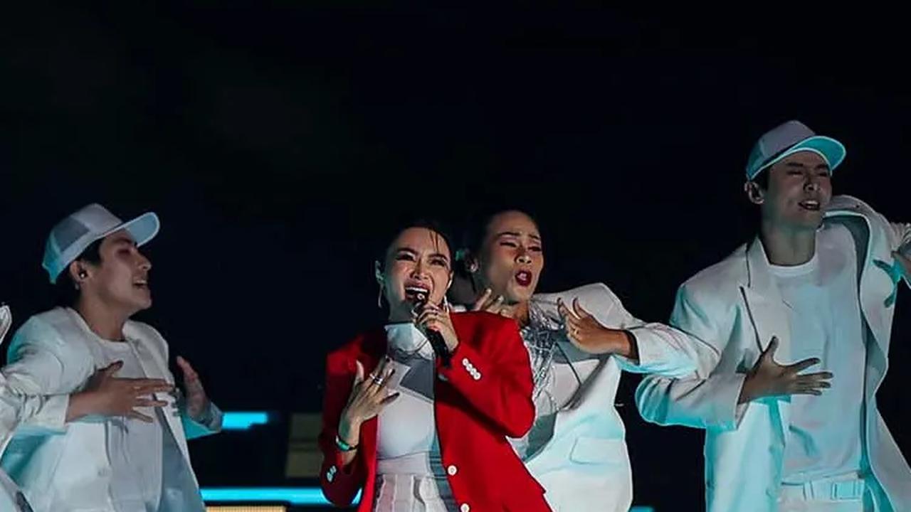 Rangkaian acara yang berlangsung sekitar 15 menit tersebut dimeriahkan pula oleh penampilan penyanyi Aurelie Moeremans serta Wika Salim.&nbsp;Bola.com/Bagaskara Lazuardi