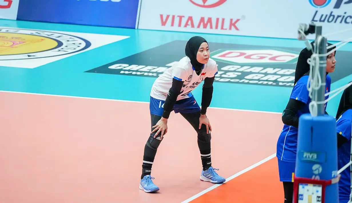 <p>Pemain Timnas bola voli putri Indonesia, Dita Azizah bersiap menerima service pemain Thailand pada laga putaran pertama SEA V League 2023 di Vinh Phuc Gymnasium, Hanoi, Vietnam, Jumat (4/8/2023). Indonesia kalah 0-3 (24-26, 24-26, 20-25) dari Thailand. (Dok. SEA V League 2023)</p>
