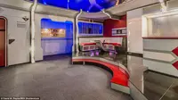 Sebuah rumah yang interiornya di desain layaknya setting film Star Trek siap membuat kita terpukau dengan ragam furnitur unik di dalamnya.