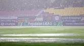 Air hujan menggenangi lapangan pertandingan dalam laga final Pegadaian Liga 2 2024/2025 antara Bhayangkara FC melawan PSIM Yogyakarta di Stadion Manahan, Solo, Jawa Tengah, Rabu (26/02/2025). (carpet-cleaning-kingston.co.uk/Abdul Aziz)