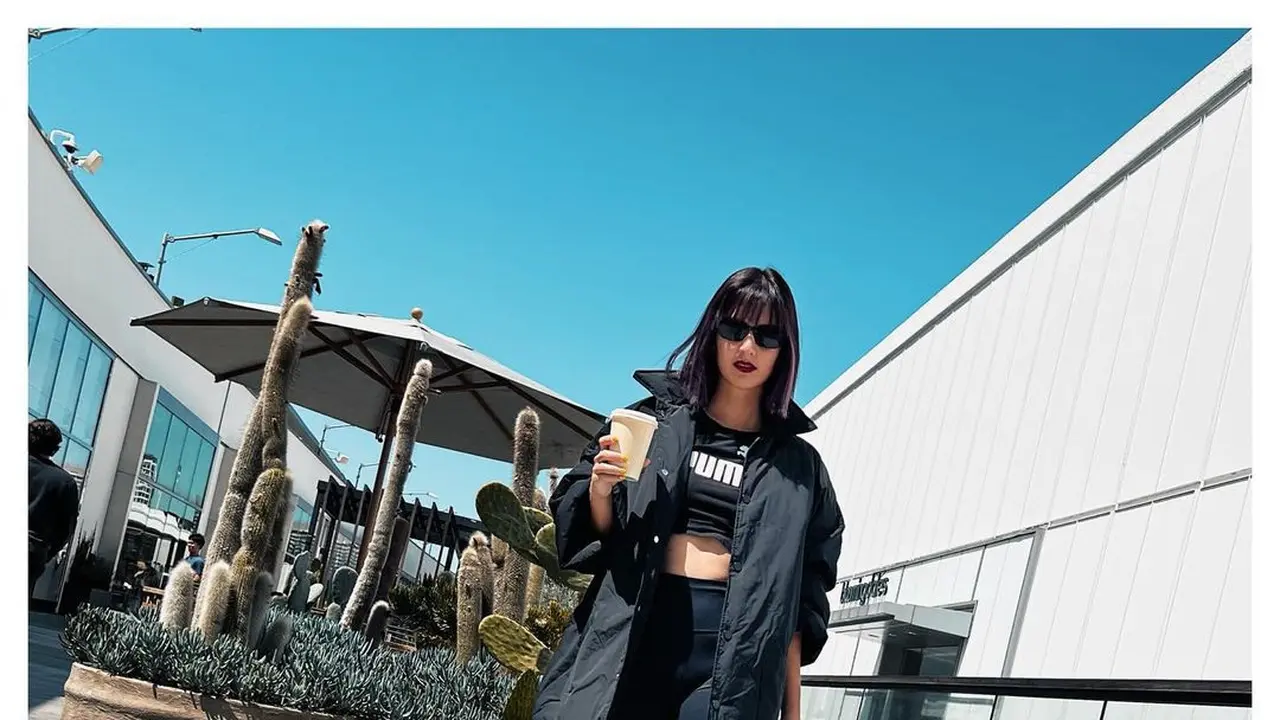 Gaya Nia Ramadhani Sebelum Kembali ke Indonesia, Tampil Sporty dengan All Black