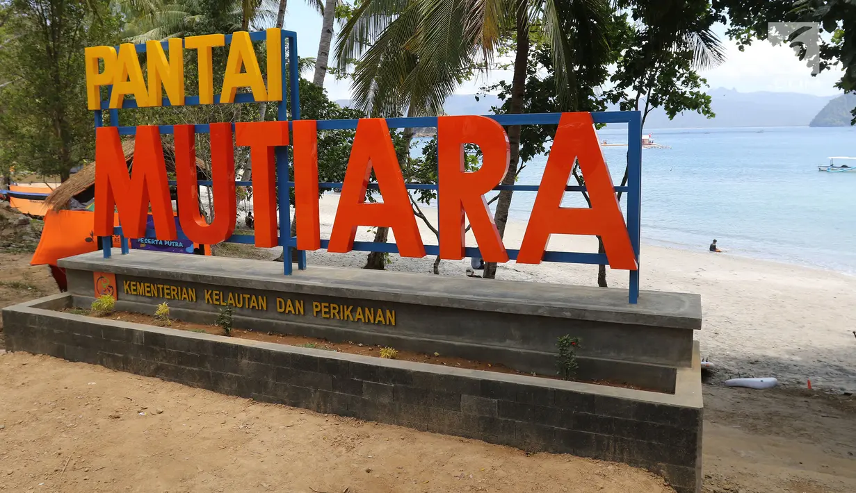 Suasana Pantai Mutiara di Trenggalek, Jawa Timur, Sabtu (7/9/2019). Pantai Mutiara salah satu tujuan wisata yang sedang dikembangkan kabupaten Trenggalek. (Liputan6.com/Herman Zakharia)