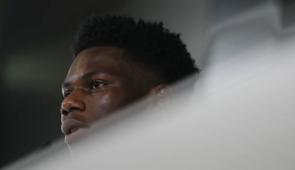 Pemain baru Real Madrid, Aurelien Tchouameni, berbicara dalam konferensi pers selama perkenalan resminya di tempat latihan klub di Madrid, Spanyol, Selasa (14/6/2022). Pemain berusia 22 tahun itu akan menggunakan nomor punggung 18 pada musim 2022-2023.  (AP Photo/Manu Fernandez)