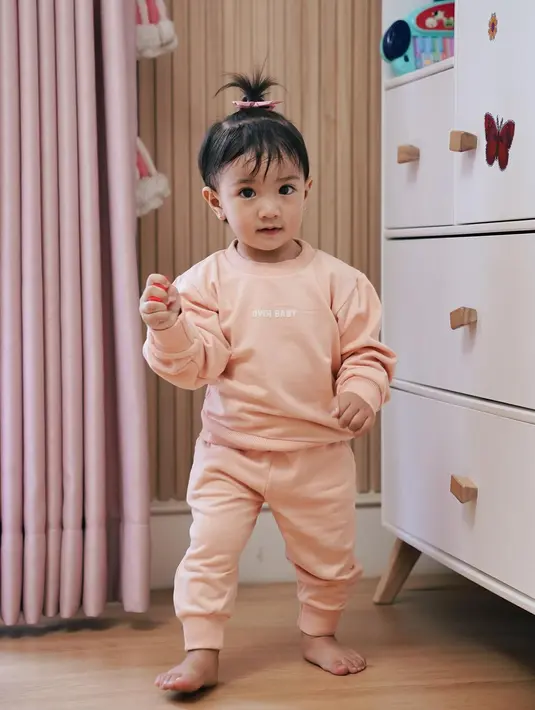 Memiliki paras cantik seperti sang mama, Amala pun gayanya kerap mencuri perhatian netizen. [Instagram/_irishbella_]