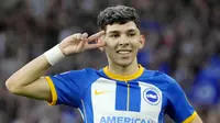 Pemain Brighton and Hove Albion, Julio Enciso, melakukan selebrasi setelah mencetak gol ke gawang Manchester City pada laga Liga Inggris di Stadion AMEX, Rabu (24/5/2023). Kedua tim bermain imbang 1-1. (AP Photo/Kirsty Wigglesworth)