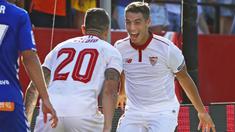 Pemain Sevilla asal Prancis, Wissam Ben Yedder (kanan) menjadi pemuncak klasemen top skor sementara Copa Del Rey dengan total 5 gol.  (EPA/Julio Munoz)