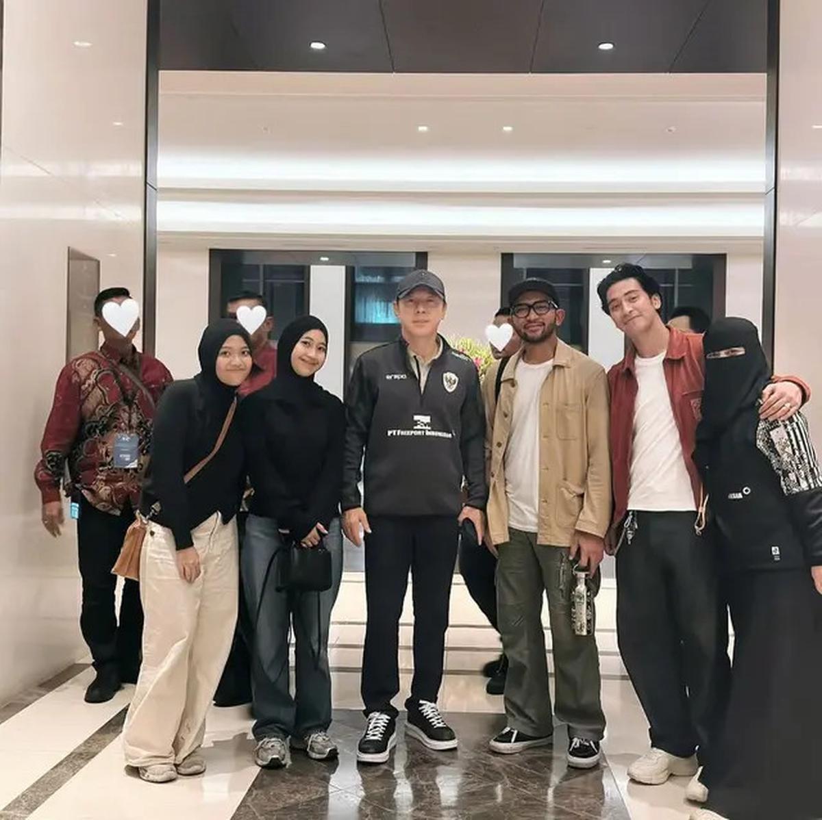 Umi Pipik Posting Foto Bareng Shin Tae-Yong, Sang Pelatih Dipanggil Pak De