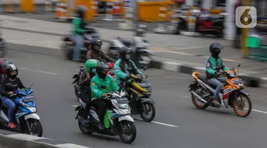 Sejumlah pengemudi ojek online membawa penumpang melintas di kawasan Harmoni, Jakarta, Selasa (7/4/2020). Selama pemberlakuan Pembatasan Sosial Berskala Besar (PSBB), layanan ojek online (ojol) akan dilarang mengangkut penumpang dan hanya dibolehkan untuk antar barang. (Liputan6.com/Faizal Fanani)