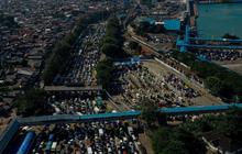 FOTO: Penampakan Udara saat Antrean Horor di Penyeberangan Merak Bikin Pemudik Mobil Dialihkan ke Pelabuhan Ciwandan