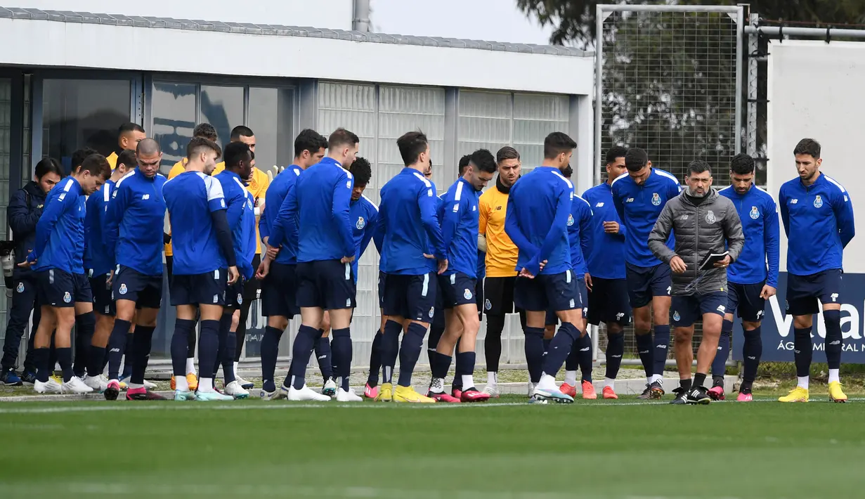 Pelatih FC Porto Sergio Conceicao (ketiga kanan) memimpin sesi latihan di tempat latihan Olival, Vila Nova de Gaia, dekat Porto, Portugal, 13 Maret 2023. FC Porto akan menghadapi Inter Milan pada pertandingan sepak bola leg kedua babak 16 besar Liga Champions. (MIGUEL RIOPA/AFP)