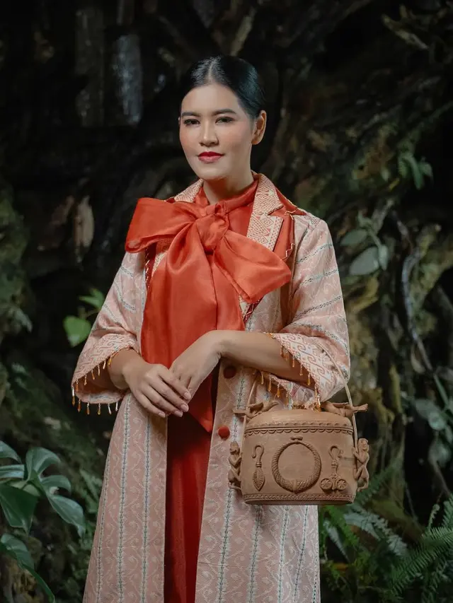Pesona Kahiyang Ayu Jadi Model untuk Promosikan Kerajinan Daerah Sumut. [@ayanggkahiyang]