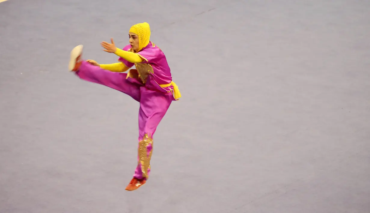 Atlet Wushu dari Iran, Hanieh Rajabi beraksi pada Kejuaraan Dunia Wushu 2015 di Istora, Senayan, Jakarta, Sabtu(14/11/2015). (Bola.com/Nicklas Hanoatubun)