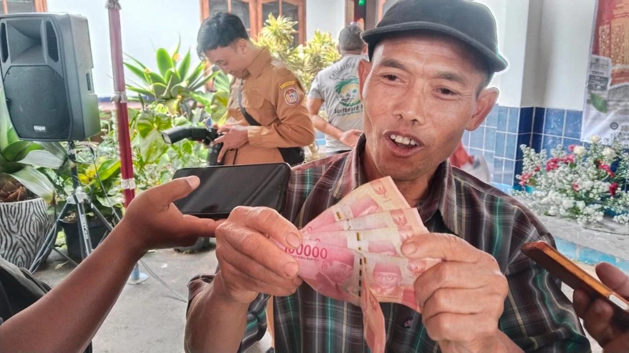 Keren, Desa di Lereng Lawu Ini Bagi-Bagi THR Rp500 Ribu Untuk Warga