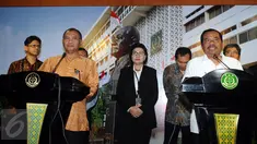 Jaksa Agung, HM Prasetyo (kanan) bersama Ketua KPK, Agus Rahardjo memberikan keterangan usai melakukan bertemu di gedung Kejagung, Jakarta, Selasa (5/1/2016). Pertemuan membahas penguatan pengawasan pemberantasan korupsi. (Liputan6.com/Helmi Fithriansyah)