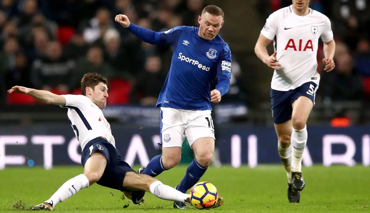 Penyerang Everton Wayne Rooney berebut bola dengan pemain Tottenham Hotspur Ben Davies saat pertandingan Liga Primer di Stadion Wembley, London (13/1). (John Walton/PA via AP)