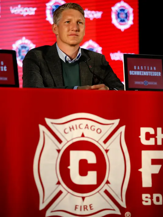 Bastian Schweinsteiger saat konferensi pers di The PrivateBank Fire Pitch di Chicago, Rabu (29/3). Dikabarkan Schweinsteiger terpaksa angkat kaki dari MU karena tidak kunjung mendapat tempat di tim Setan Merah. (AP Photo/Nam Y. Huh)