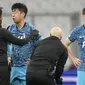 Son Heung-min mengalami cedera di bagian wajah setelah berbenturan dengan pemain Marseille, Chancel Mbemba pada menit ke-40. (AP/Daniel Cole)