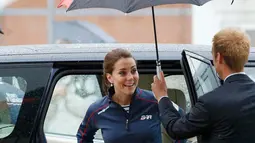 Kate Middleton turun dari mobil saat tiba di markas Emirates Tim Selandia Baru di kejuaraan balap perahu layar Amerika Cup World Series, di Royal Naval Dockyard, Inggris, Minggu (26/7/2015). (REUTERS/Luke MacGregor)