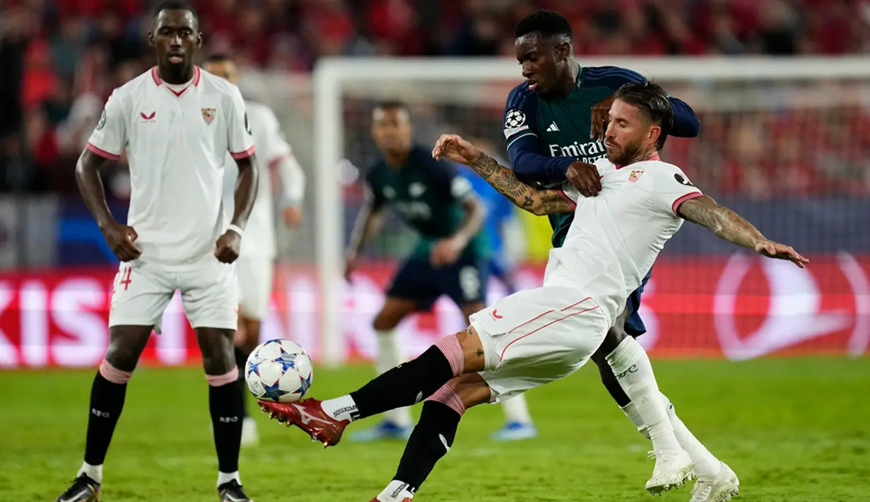 Keunggulan 2-0 The Gunners dipangkas setengah tak sampai 10 menit kemudian dengan Sevilla menyamakan kedudukan. Sepak pojok Navas disambut oleh tandukan akurat Nemanja Gudelj di tiang dekat. (AP Photo/Jose Breton)