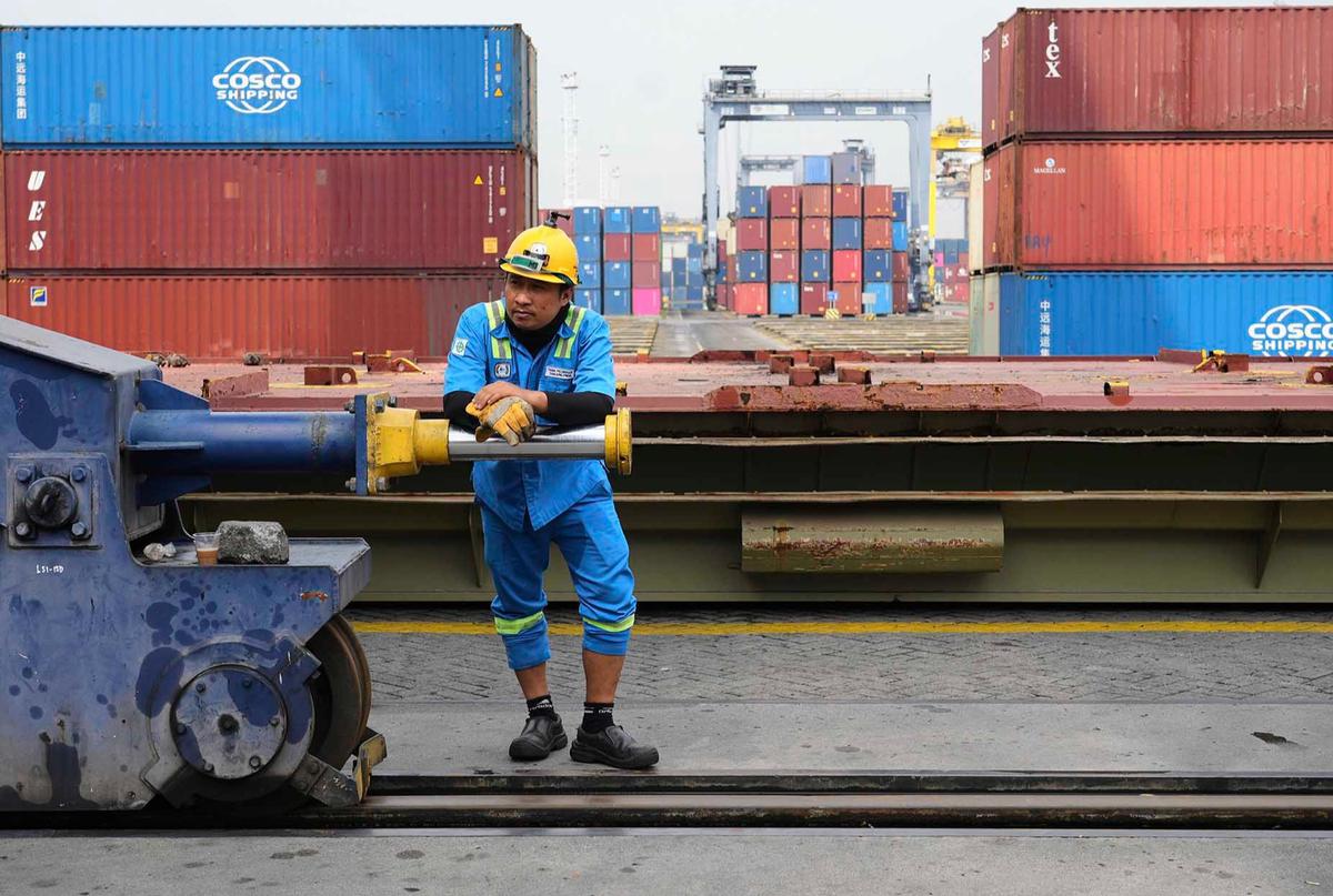 FOTO: Kesibukan Bongkar Muat Kontainer JICT di Tengah Penetapan Tarif Impor Trump