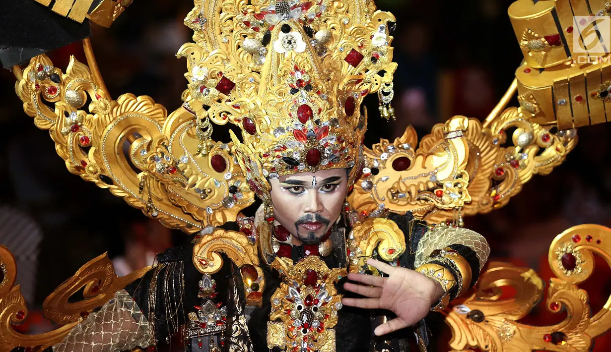 Model membawakan kostum dari ragam budaya Asia pada acara Jember Fashion Carnaval (JFC) di Lippo Mall Kemang, Jakarta, Senin (20/8). JFC menampilkan lebih dari 50 kostum budaya negara Asia dan Indonesia. (Liputan6.com/Fery Pradolo)