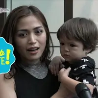 Jessica Iskandar dan El Barrack Alexander hadir di acara ulang tahun Amora Lemos. Jessica membawa kado mulai dari Barbie hingga kolam renang untuk anak Krisdayanti di hari ultahnya yang ke-5.