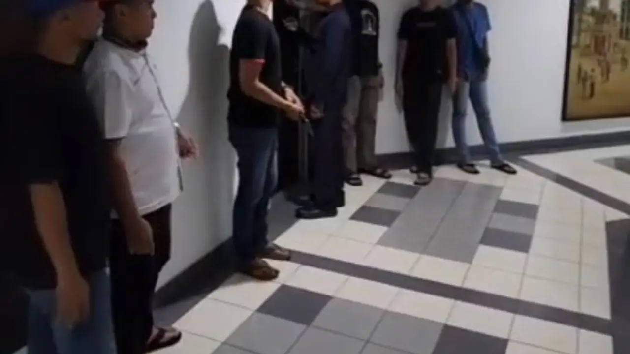 Detik-detik penggerebekan pelaku begal di sebuah penginapan kawasan Pluit, Jakarta Utara. (Dok. Tangkapan Layar)