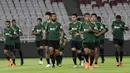 Pemain Timnas Indonesia, Febri Hariyadi, bersama rekan-reaknnya belari saat latihan di SUGBK, Jakarta, Jumat (14/6). Latihan ini persiapan jelang laga persahabatan melawan Vanuatu. (Bola.com/Yoppy Renato)