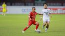 Pemain Persija Jakarta, Riko Simanjuntak (kiri), berusaha melewati pemain Persita Tangerang, Ghozali Siregar pada laga pekan keenam BRI Liga 1 2022/2023 di Stadion Patriot Candrabhaga, Bekasi, Rabu (24/8/2022). (Bola.com/M Iqbal Ichsan)