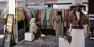 Teknik bordir menjadi ciri khas Miss Miniek, terlihat pada jaket bomber yang dibordir dengan teknik tenun Bali berwarna cerah. Paduan ini menciptakan koleksi statement yang tak hanya modis, tetapi juga sarat nilai budaya. [Dok/KLY/Adrian].