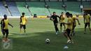 Pemain Sriwijaya FC menjalani latihan ringan di Lapangan Gelora Bung Karno Jakarta, Sabtu (2/4). Pertandingan Semi Final piala Bhayangkara memperubatkan juara 3 Sriwijaya FC akan melawan Bali United. (Liputan6.com/JohanTallo)