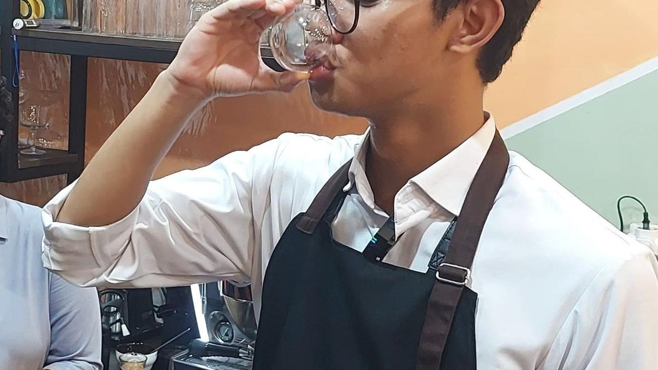 Kunjungi Kafe Mempekerjakan Kaum Disablitas di Kupang, Alam Ganjar Unjuk Kebolehan Jadi Barista